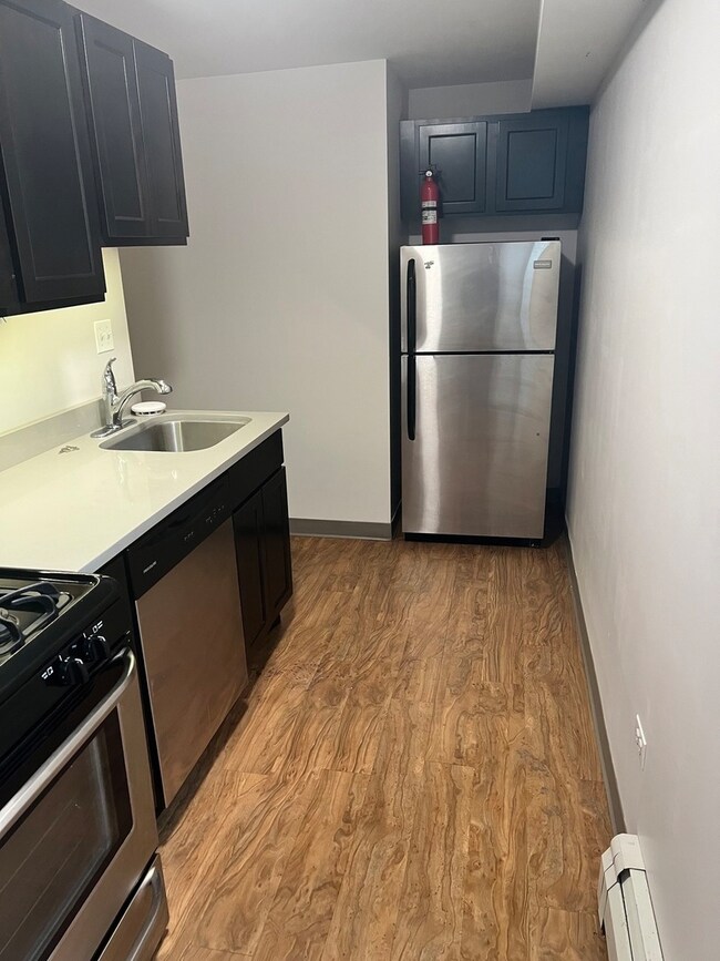 720 Crescent St unit B3, Wheaton, IL 60187 - photo 3