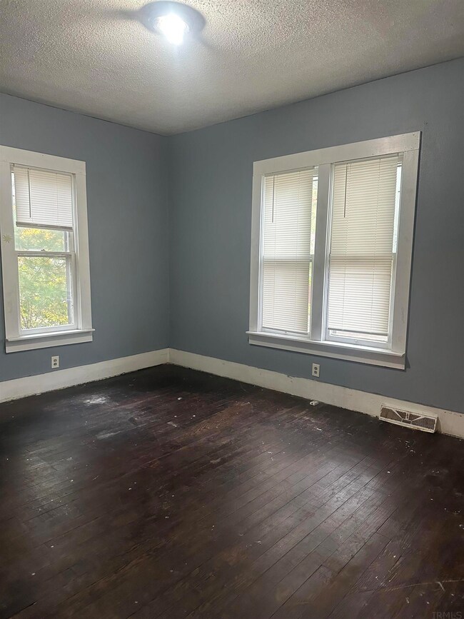 206 E 1st St, Auburn, IN 46706 - photo 2