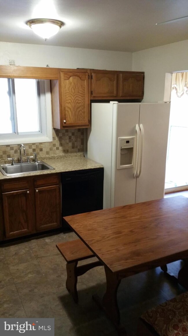 9219 Rolling View Dr, Lanham, MD 20706 - photo 6