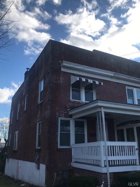 902 W Wyoming St, Allentown, PA 18103 - photo 2