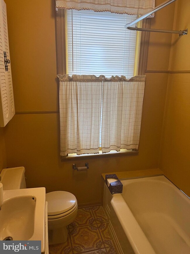 817 Line St, Camden, NJ 08103 - photo 4