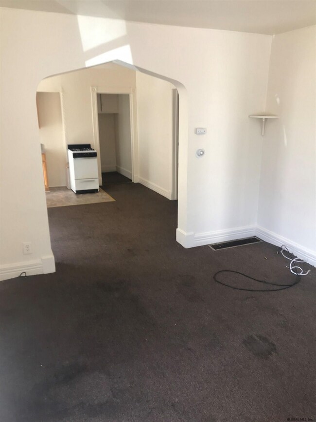 15 Moyston St, Schenectady, NY 12307 - photo 2