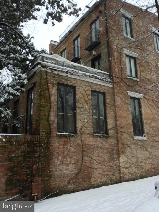 2920 Dumbarton St NW, Washington, DC 20007 - photo 5
