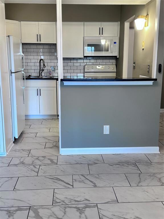 Kitchen w/bar region, quartz counters