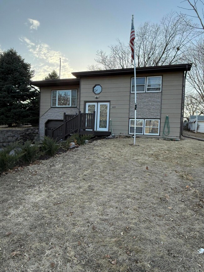 605 N Edgerton St, Mitchell, SD 57301 - photo 2