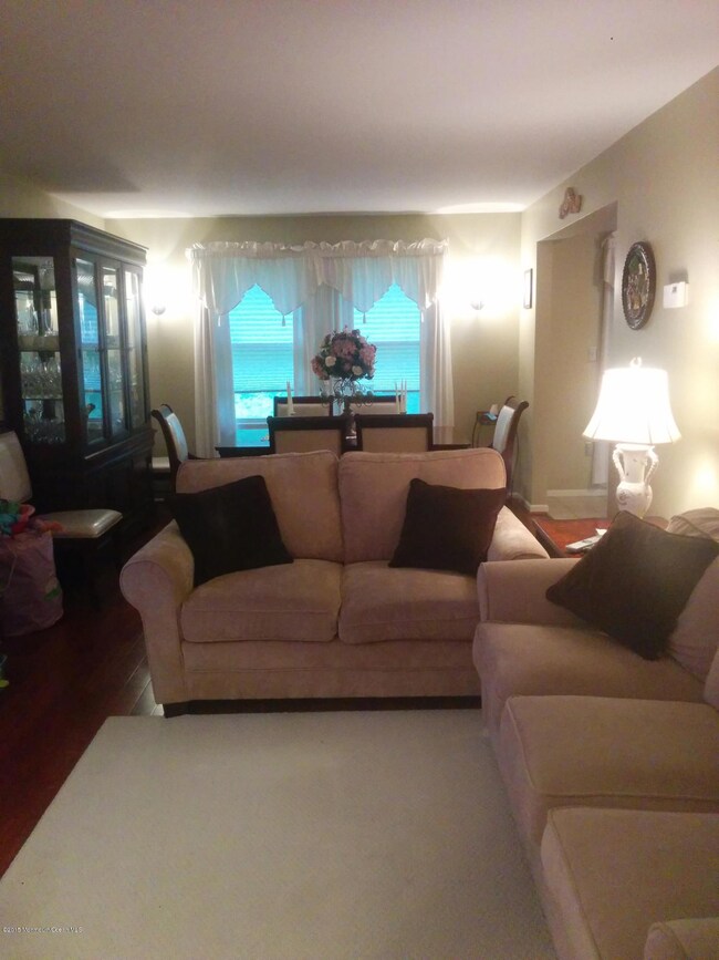 33 whitesands little sil living room
