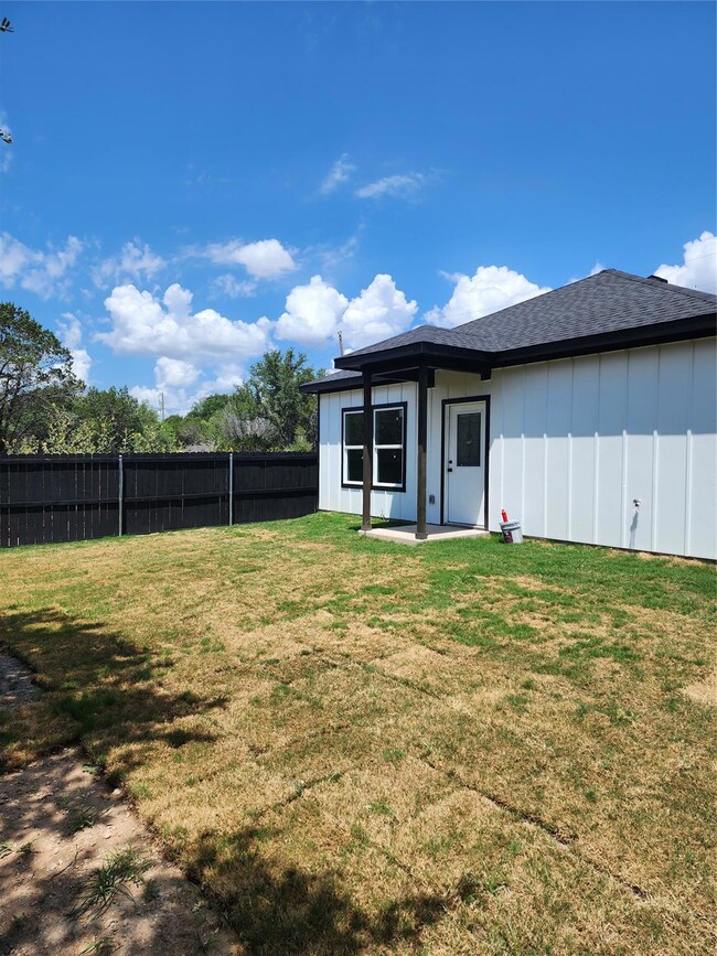 1305 Phoenix Ct, Granbury, TX 76048 - photo 5