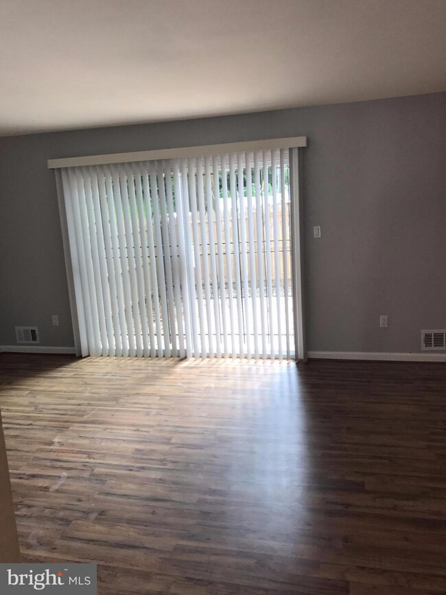 18 Daimler Dr unit 63, Capitol Heights, MD 20743 - photo 4