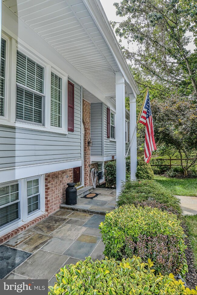 7715 Newington Forest Ave, Springfield, VA 22153 - photo 2