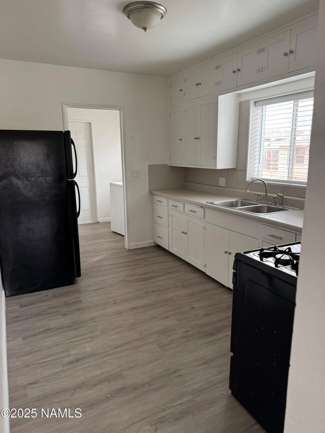 910 N Apache Ave, Winslow, AZ 86047 - photo 5