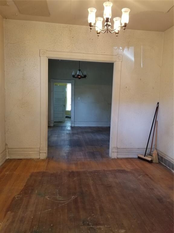 1028 10th St SW, Cedar Rapids, IA 52404 - photo 3