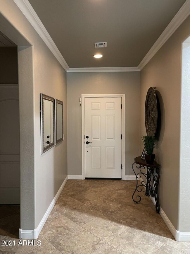 FOYER & CROWN MOLDING