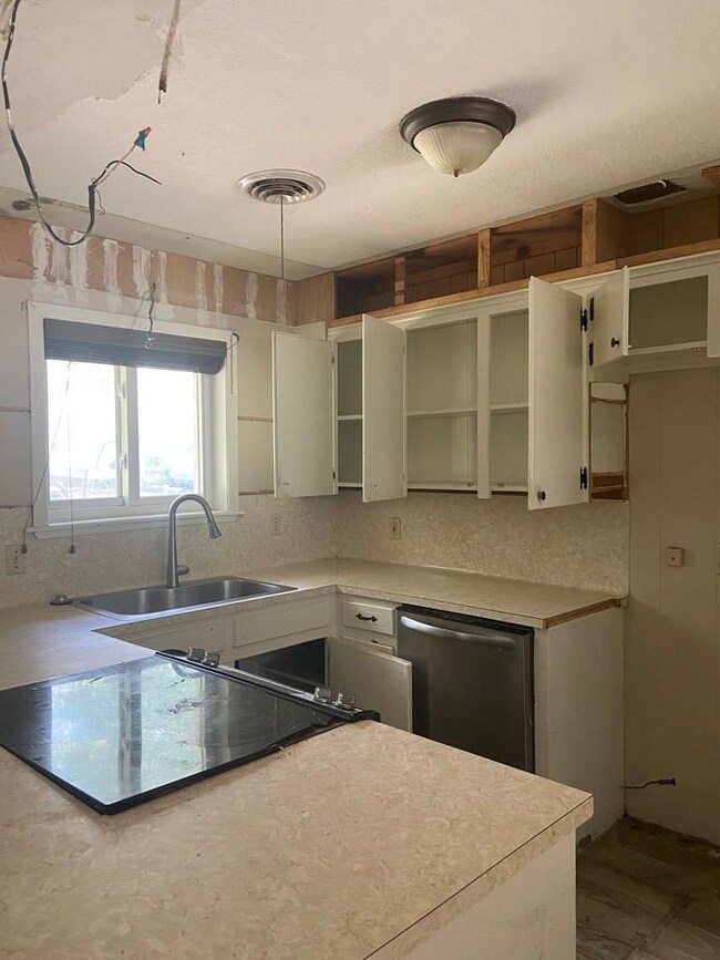 3940 Wickersham St, Bay City, TX 77414 - photo 2