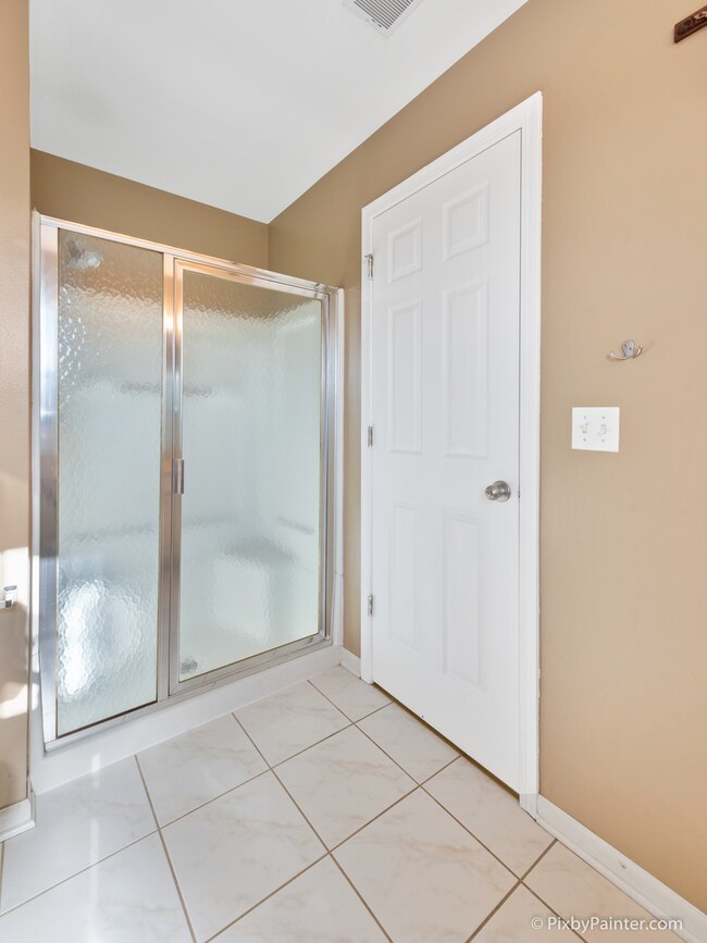 305 Buckingham Cir unit D, Elgin, IL 60120 - photo 2