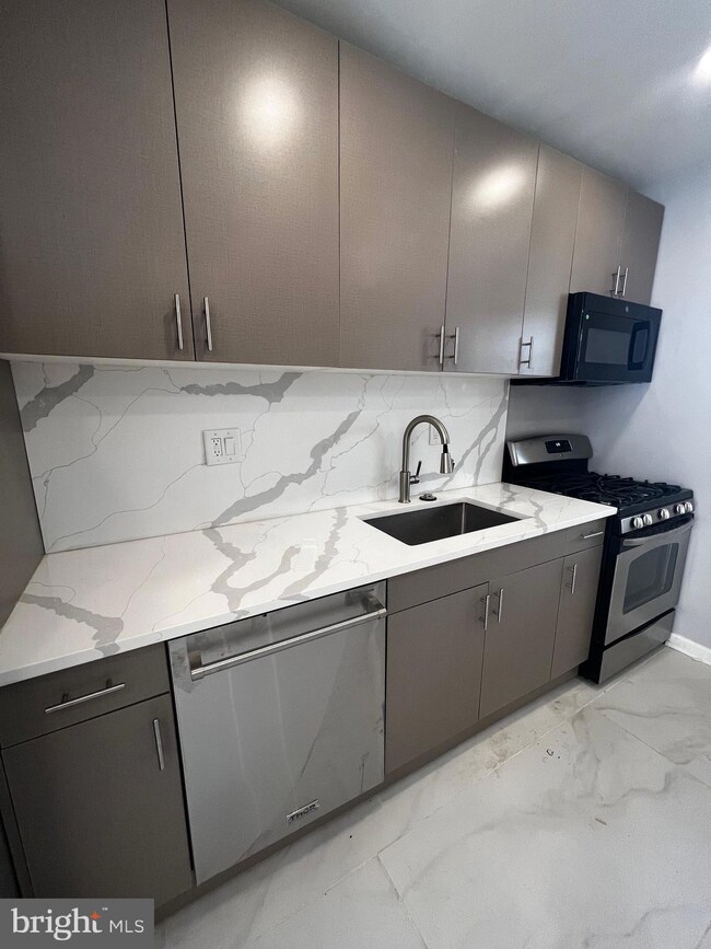 2347 Gerritt St, Philadelphia, PA 19146 - photo 5