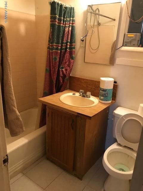 14TH  AVE BATHROOM