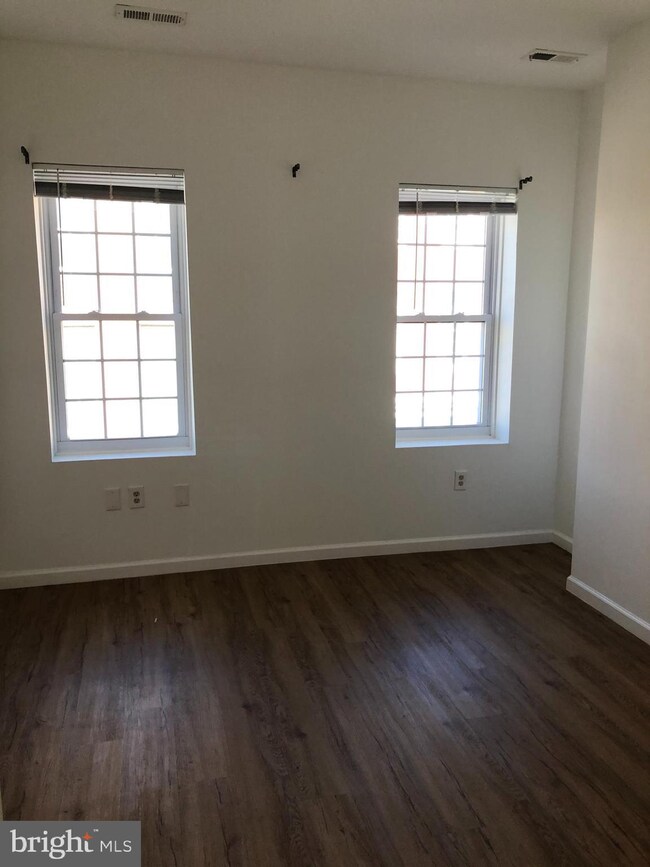 327 Park Ave unit 3, Baltimore, MD 21201 - photo 4