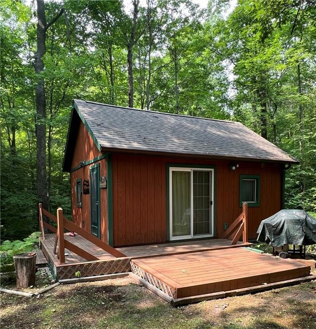 Nicely sized deck for enjoying the great outdoors!