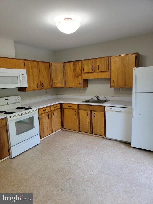 12001 Insha Ct, Reston, VA 20191 - photo 6