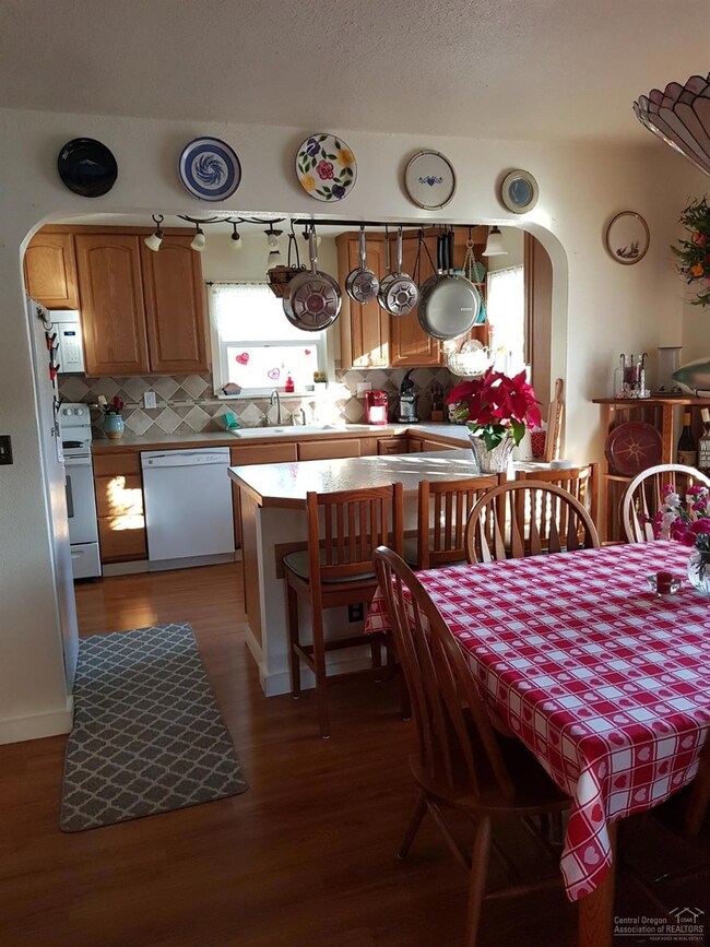 102 S Humbolt St, Canyon City, OR 97820 - photo 2