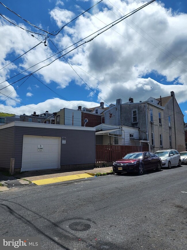 1133 Green St, Reading, PA 19604 - photo 2