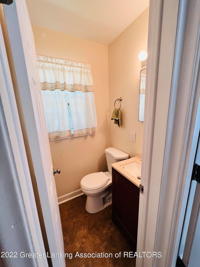 829 E Thomas L Pkwy, Lansing, MI 48917 - photo 5