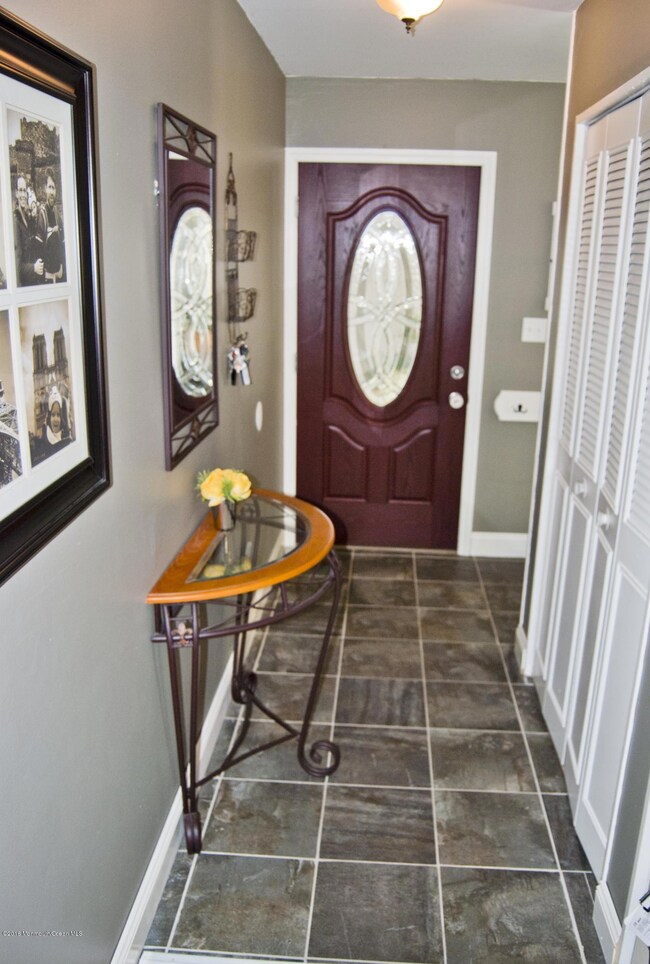 439 Line Rd Foyer 011