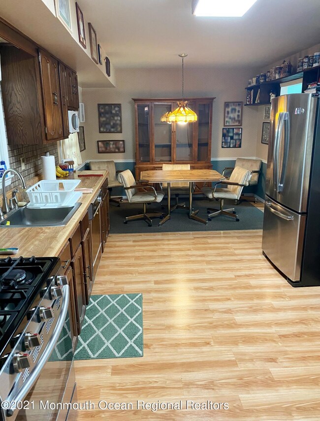 EAT IN KITCHEN