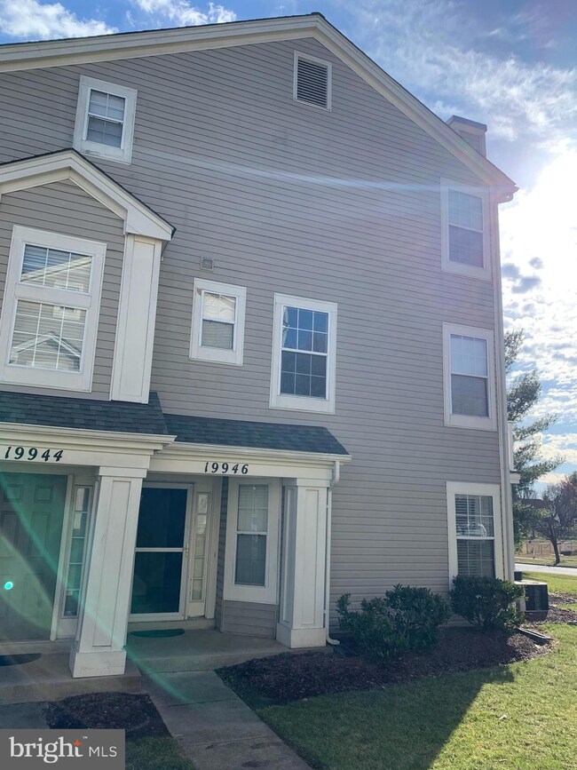 19946 Gateshead Cir, Germantown, MD 20876 - photo 2