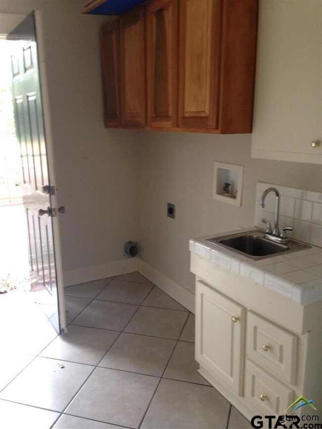 2106 2106 Belmont Dr, Tyler, TX 75701 - photo 6