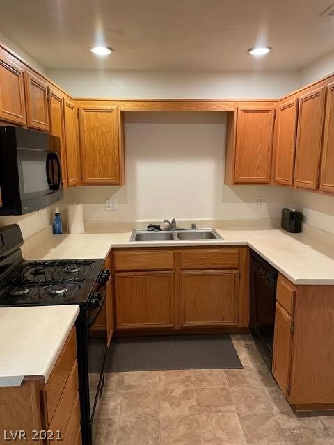 Recessed lighting. Gas stove, microwave.