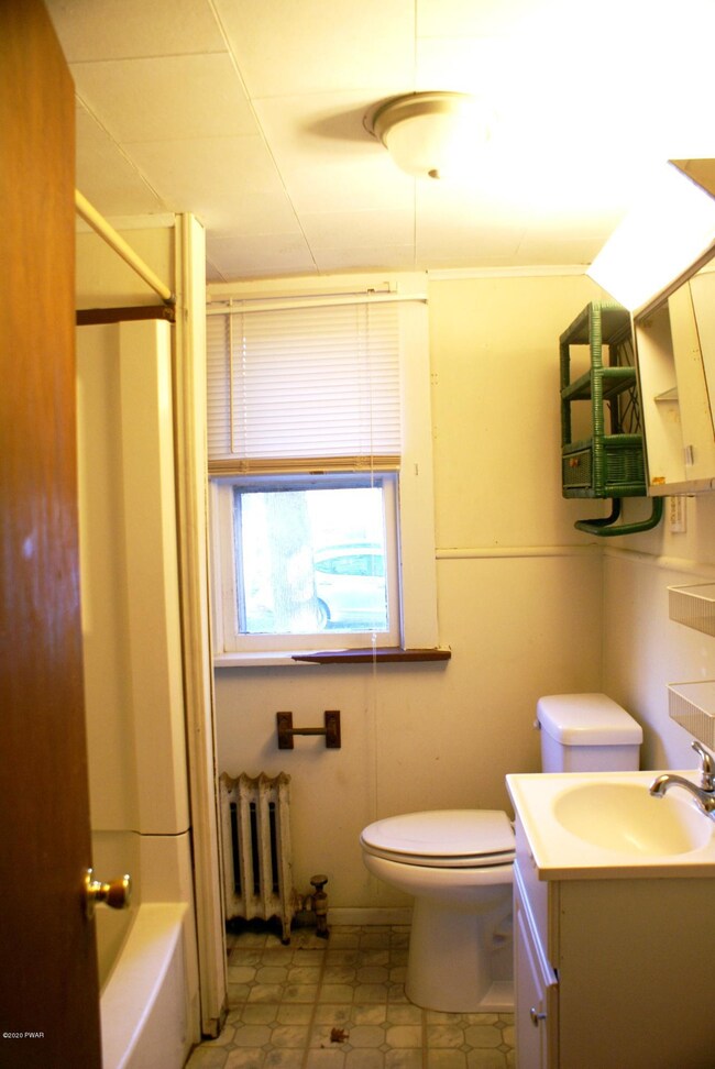 135 Sawkill Ave, Milford, PA 18337 - photo 6