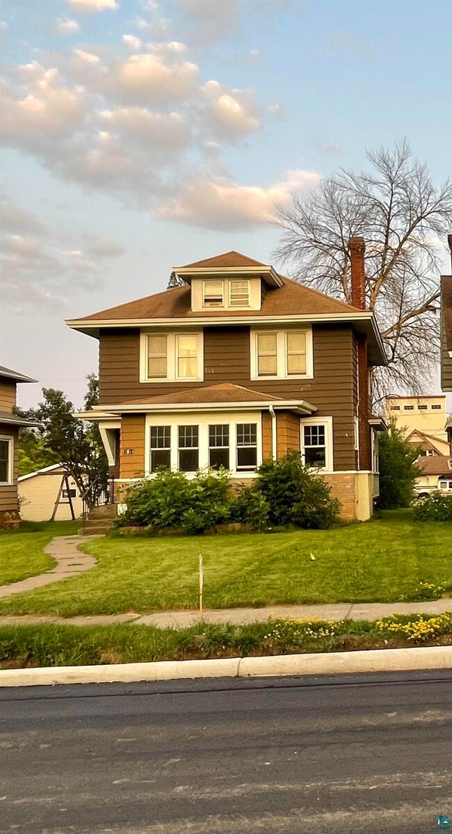 View of front facade featuring a front lawn