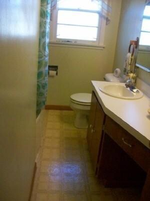 main floor bathroom<|><|>