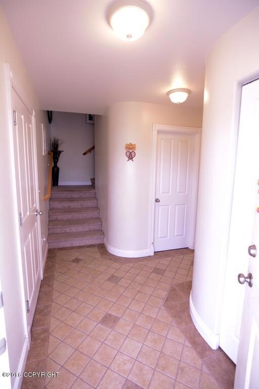 Detailed Curved Walls in Entrance