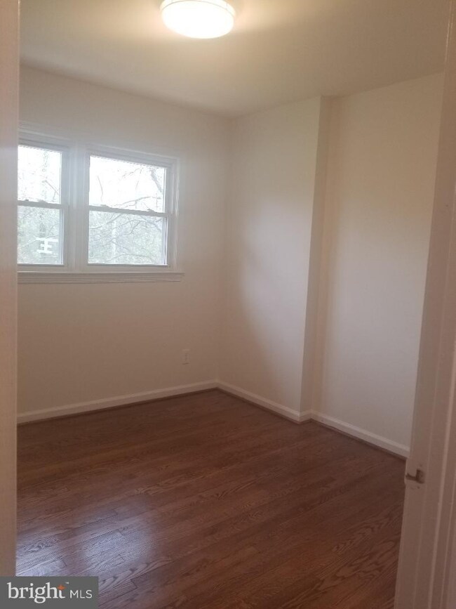 5400 Stratford Ln, Temple Hills, MD 20748 - photo 4