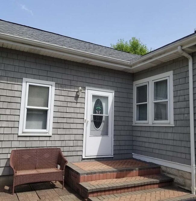 105 E Keith Ave, Waukegan, IL 60085 - photo 3