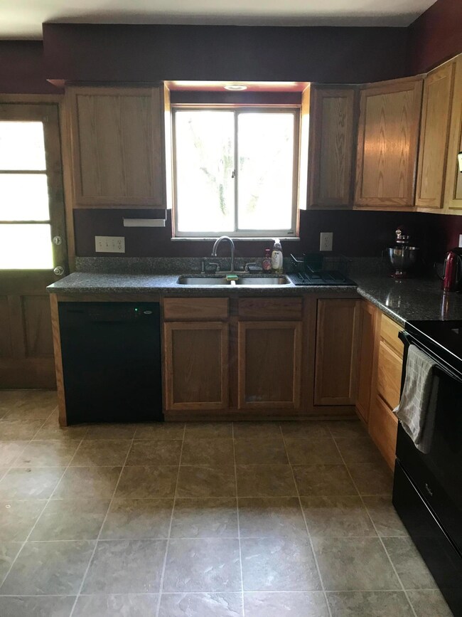 1243 Frisbee Dr, Columbus, OH 43224 - photo 6