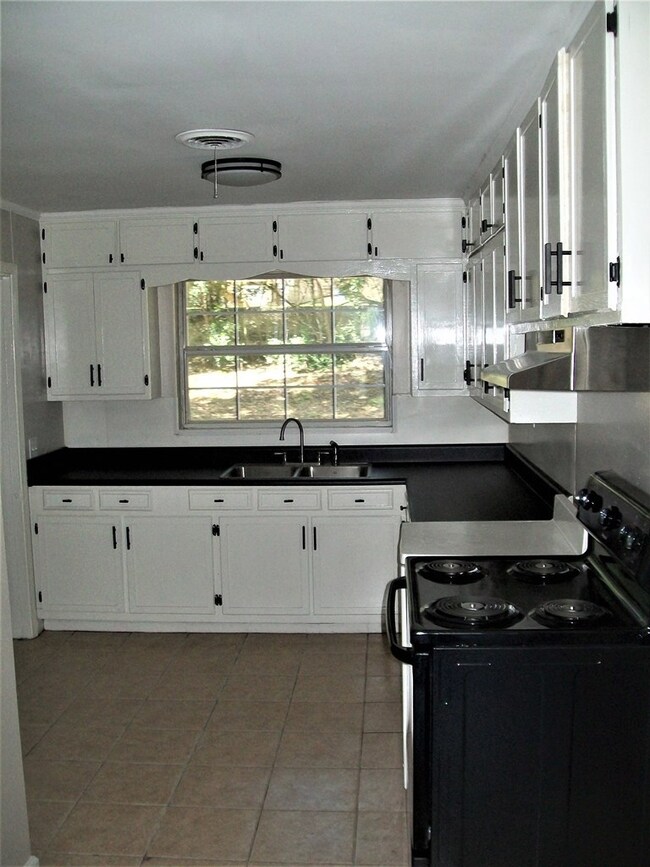 1003 Smith Ave, Douglas, GA 31533 - photo 4