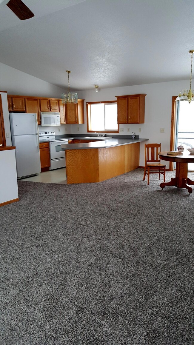 Kitchen (UL) 12'3x8'1