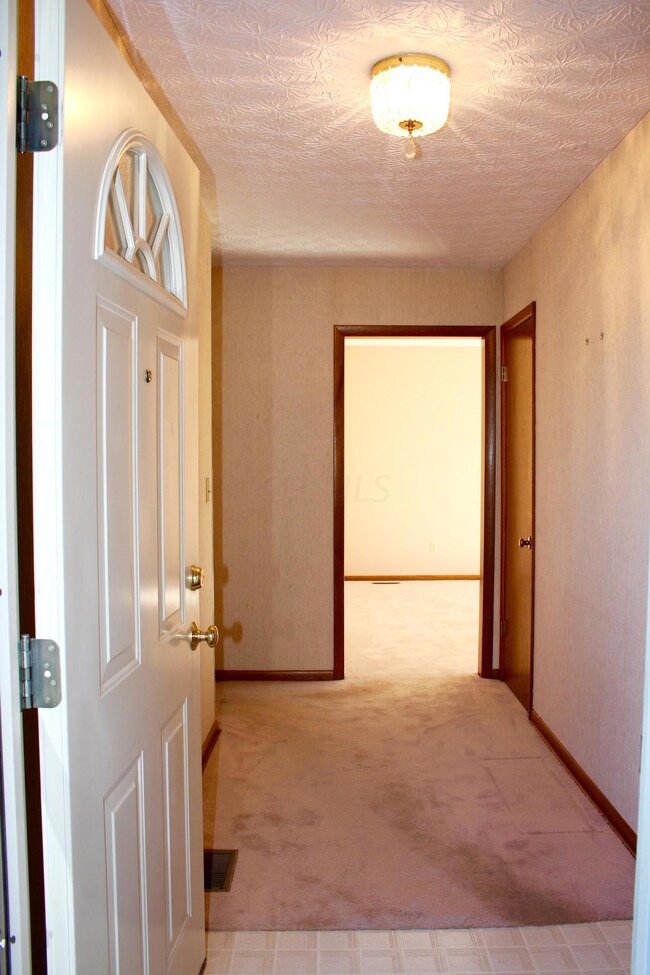 1425 W Case Rd, Columbus, OH 43235 - photo 2