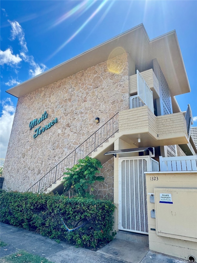 No one above you in this top floor unit at Maile T