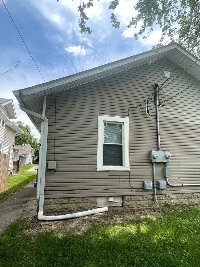 896 N Gladstone Ave, Indianapolis, IN 46201 - photo 2