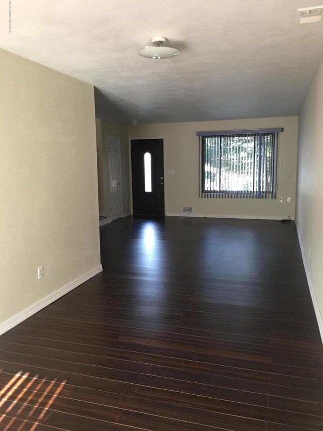 38 Hemlock Ct unit 143, Staten Island, NY 10309 - photo 3