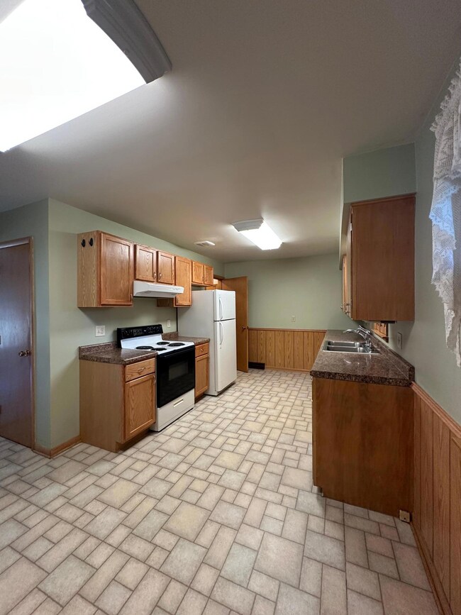 604 W Warren St, Luverne, MN 56156 - photo 7