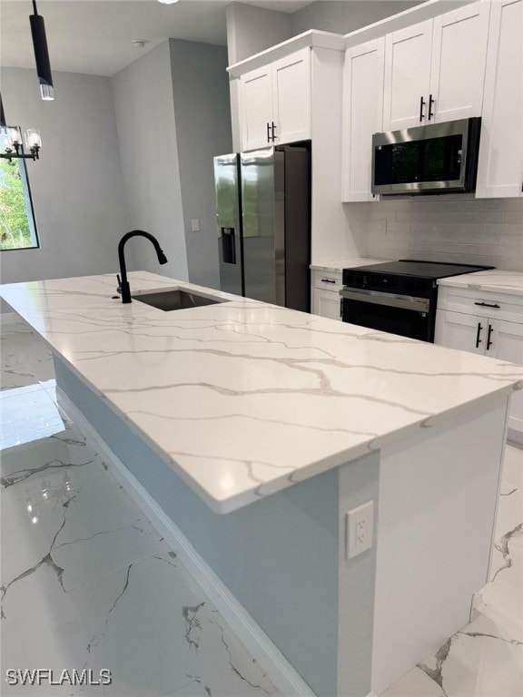 Kitchen with stainless steel appliances, a sink, m