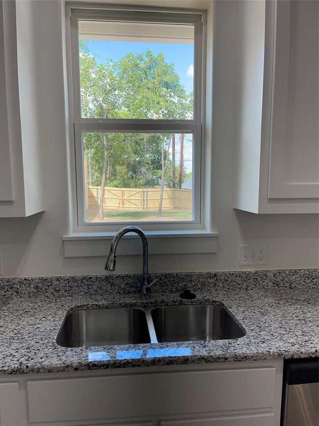 909 W Walker St, Denison, TX 75020 - photo 5