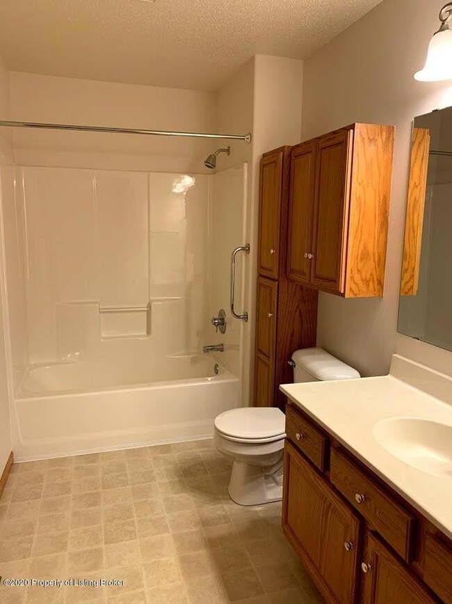 1577 main bathroom tubshower