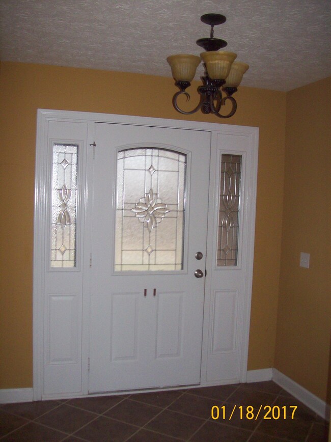 Foyer w/ tiled floor