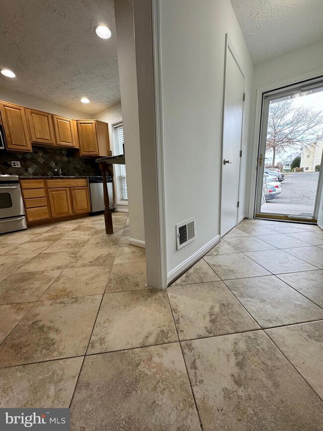 11948 Cardamom Dr, Woodbridge, VA 22192 - photo 4